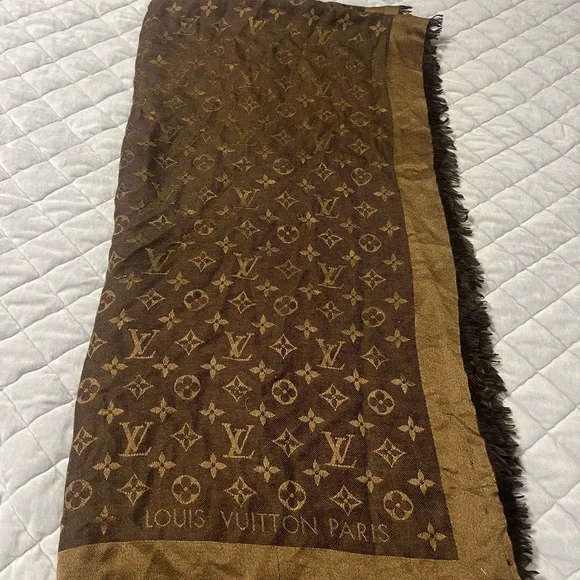 Louis Vuitton Gold Reversible Monogram Shawl - Picture 2 of 4